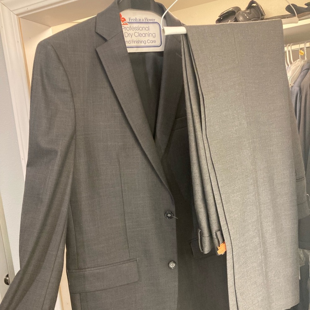 Men’s suit, 42L Slim fit. Matching jacket and pants. Pants waist is size 33.
